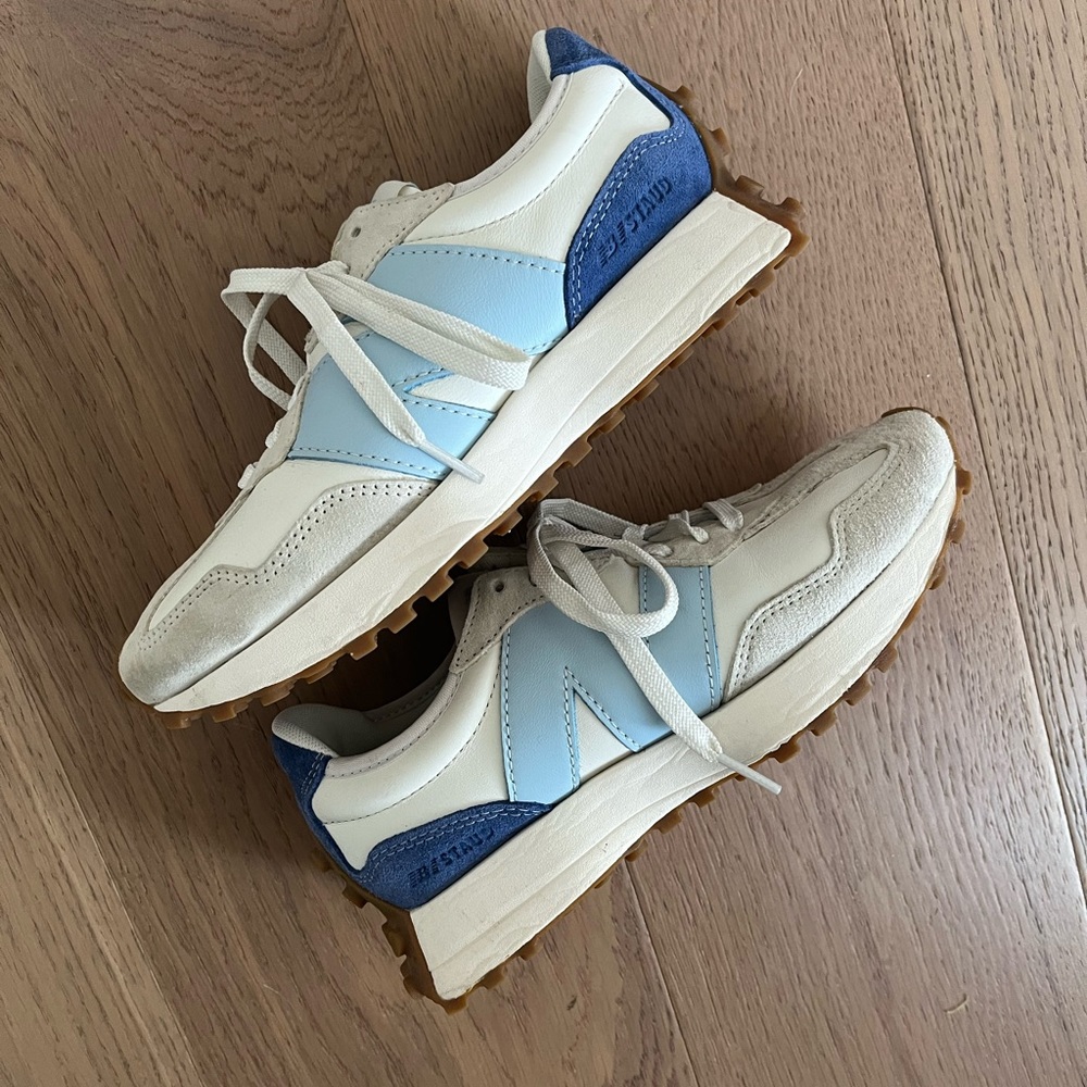 Collaboration Staud x New Balance 327 tennis shoe